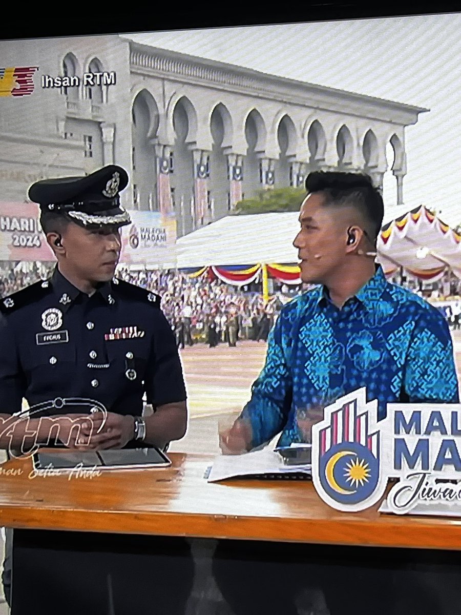 Tuan Firdaus ni dah la hensem, cakap dah la comel, tegas, ada bunyi  ada PR macam adik adik.. wartawan ni asyik tanya dia je. Kesian tentera sebelah dia tak lak dia tanya banyak 🤣