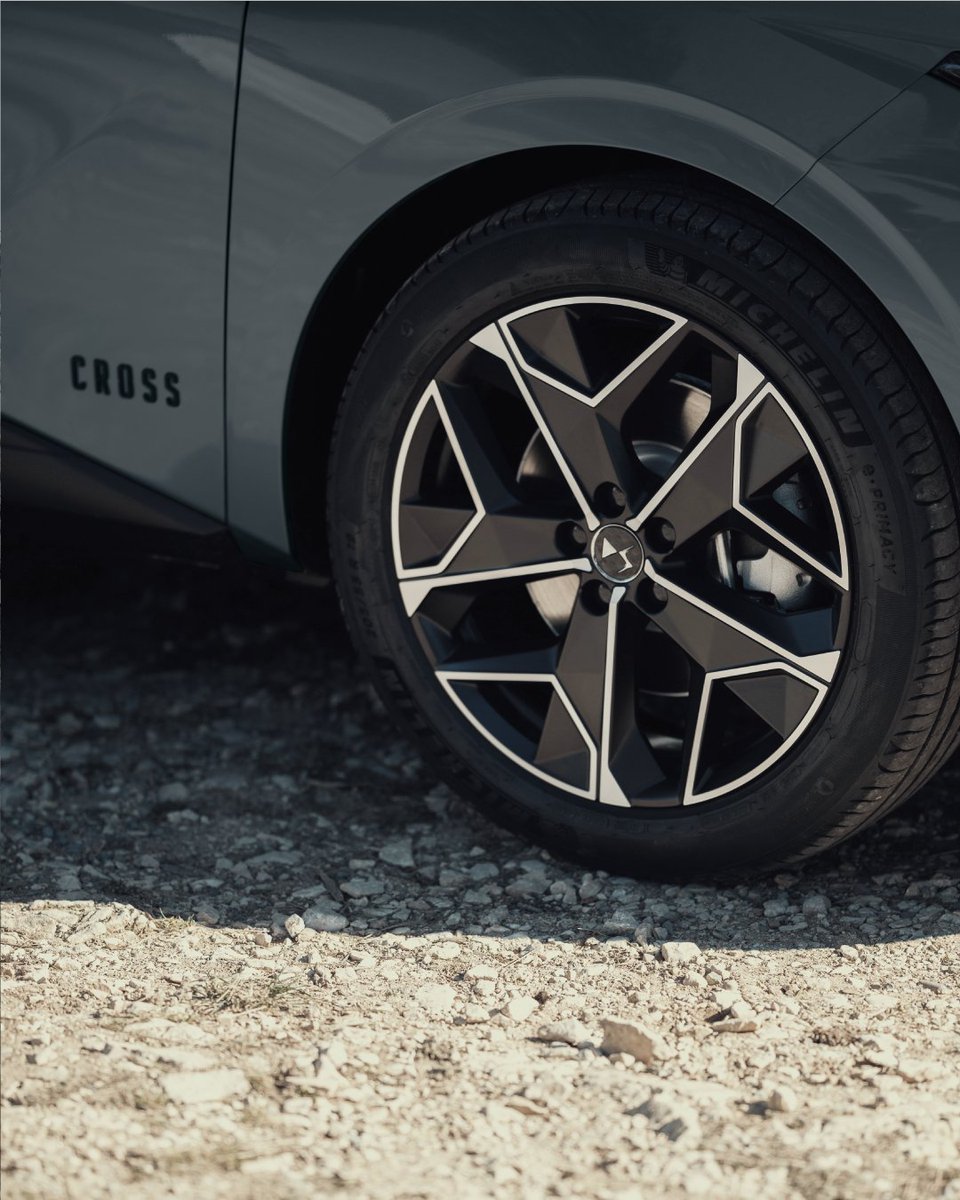 La mejor temporada para explorar caminos salvajes es ahora. Te presentamos nuestro DS 4 CROSS, un modelo diseñado para la aventura.

#dschile #autos #ds #lujo