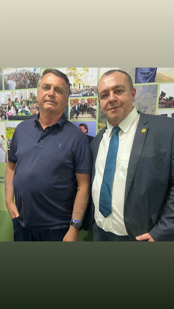 RaphaelCma43833's tweet photo. Antes que caia, posto foto de reunião que tive essa semana com um defensor da liberdade de expressão @jairbolsonaro https://t.co/lsV8wrHuUn