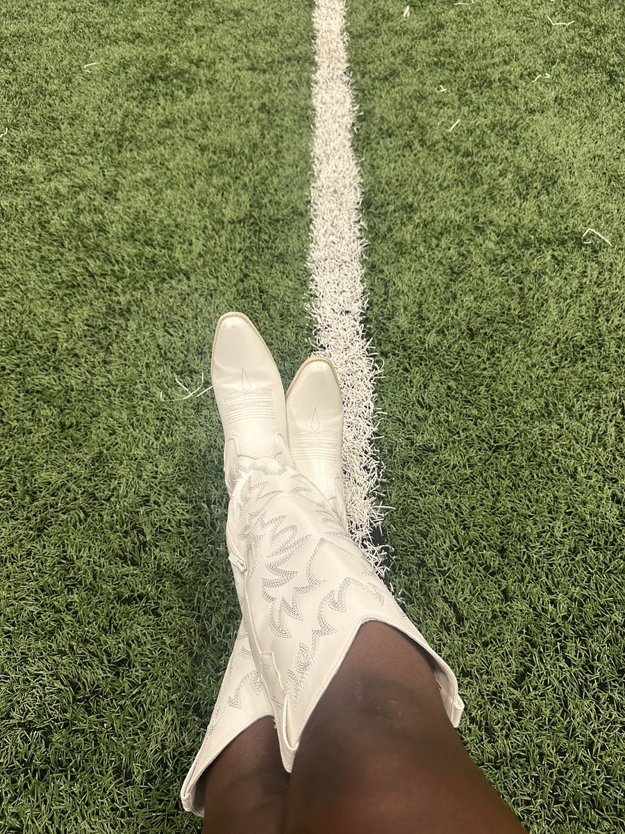 PTanner34's tweet photo. Week 1 Sideline Footwear! @JayLaShayy #TeamTanner๐ค #BattleOfTheBoot #GRIT #UsAgainstTheWorld #GoElks https://t.co/mnYb7dAR1Q