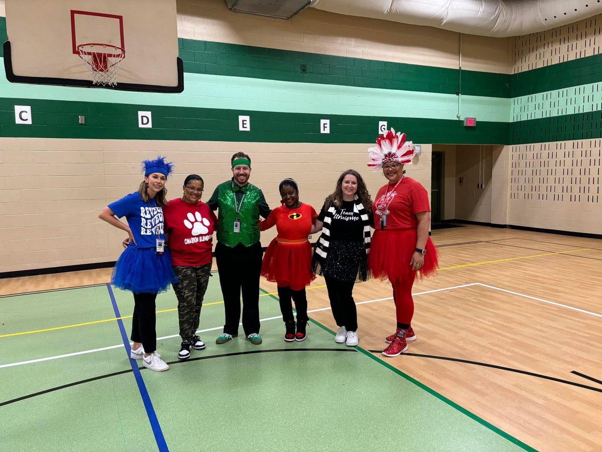 MsClementineCE's tweet photo. Thereโs no Friday quite like a CE House Rally Friday! We had a great time celebrating our Cheetah students and staff at todayโs rally. What a way to kickoff the 3-day weekend! #CECheetahs #CimarronWorldTour #ItsAlwaysSunnyAnd70atCimarron @CimarronElem https://t.co/M3rQ9qzeAX