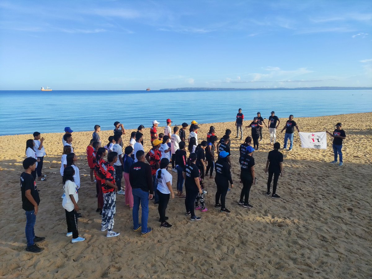 Continúa el Encuentro de la Juventud del Bloque <a href="/orientemrt/">Bloque Oriental Tupamaro</a> en la Ciudad de Cumaná Edo. <a href="/Sucre_MRT/">Sucre_MRT</a>.

Con alegría y disciplina se entona el Himno de nuestro Partido <a href="/TupamaroMRT_/">Movimiento Revolucionario TUPAMARO Vzla.</a>.

Juventud en Vanguardia por nuestra Patria en formación constante.

<a href="/NicolasMaduro/">Nicolás Maduro</a>