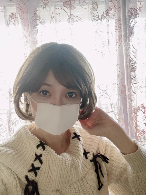 #アベノマスク私も肌触り良いのでずっと愛用しています。画像②は届いた時、左はそれまで使い続けてた亡き母の布マスク。小さいと言われたけど元々布マスクは不織布より小さめ。#アベノマスク はそれまでの布マスクよりずっと大きく品質も良くて、丁寧に手洗いして大切に使い続けてます。今も(^^ゞ 