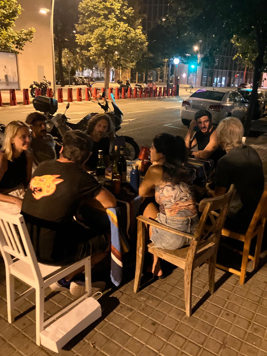 sixtocristiani's tweet image. Mi ideología urbana.
Anti countries, anti torres, anti autos y anti manejar 30 minutos para comprar 1kg de tomate.
Pro edificios de 4 pisos, pro trenes, pro bicicletas, pro tener todo cerca, pro poner una mesa en la vereda para comer con amigos.