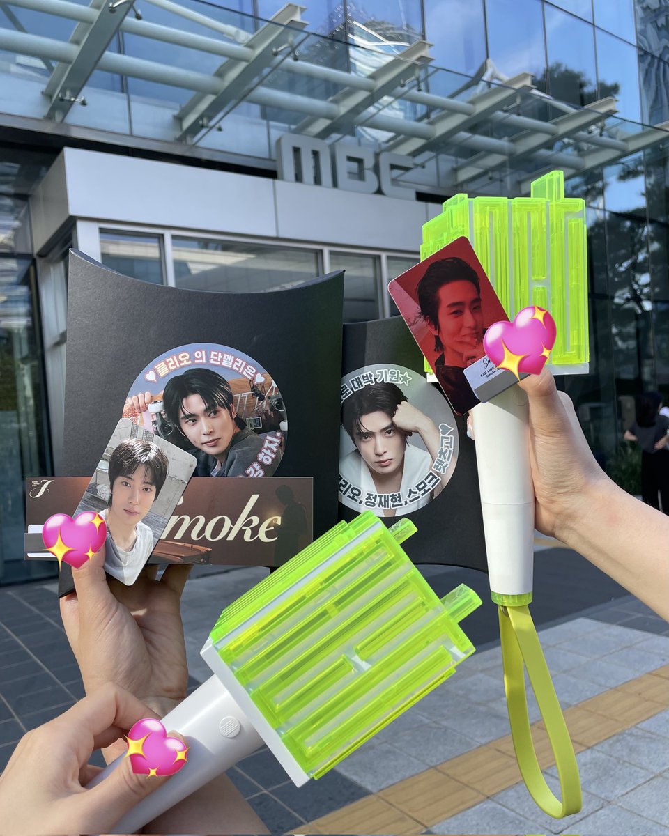 오랜만에 본 재현이는 너무 GOAT...☆★ 그리고 쟈니가 응원왔어욤🥰 오늘 착장은 흰 셔츠+얇은 블랙타이+블랙 면바지(주머니 부분은 가죽)이었어요😃 사녹은 총 세 번 헸고, 중간에 몇 시에 왔냐고 물어봐주고 기침하는 사람 봤다고 감기 유행인 것 같다고 하심🥲 클리오 역조공 최고😍