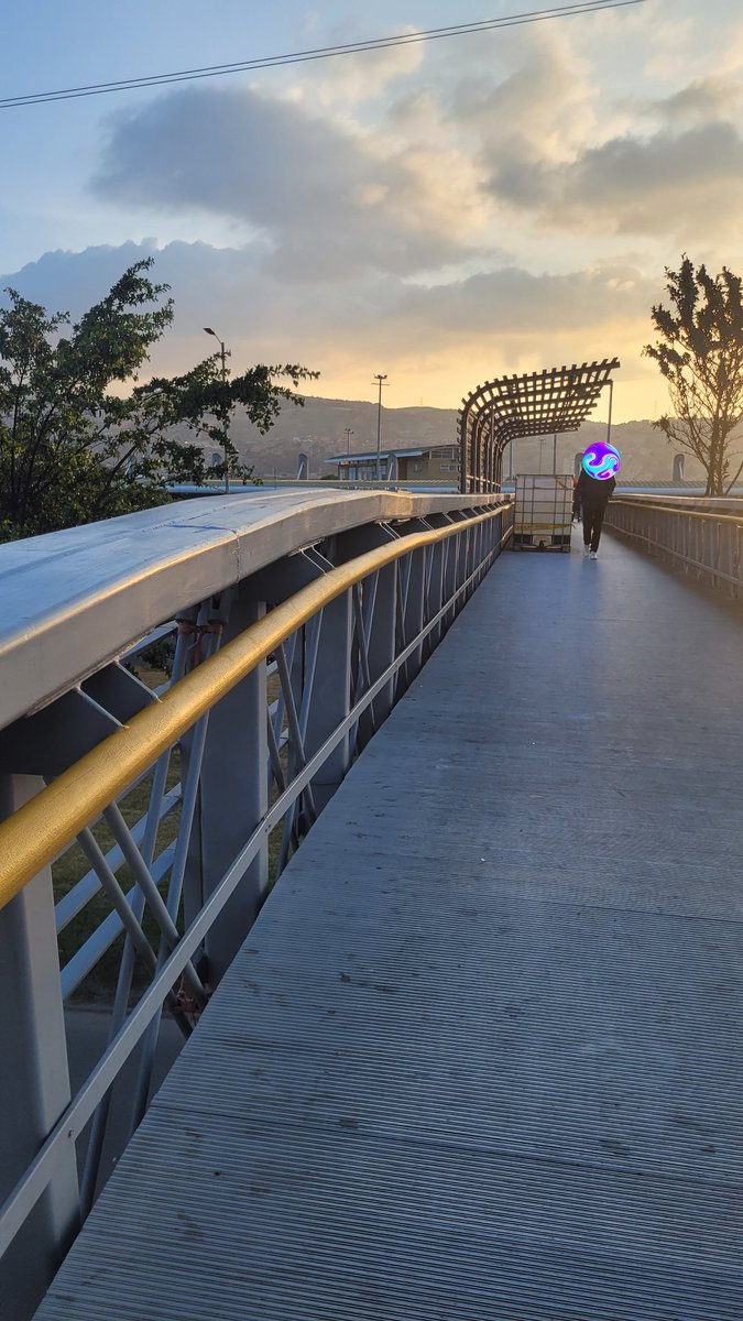 ArdilaIs's tweet photo. Alguien me puede instruir en para que son estos tanques  en el puente peatonal de la boyaca, en frente de portal el tunal? https://t.co/HOclSfMPoh