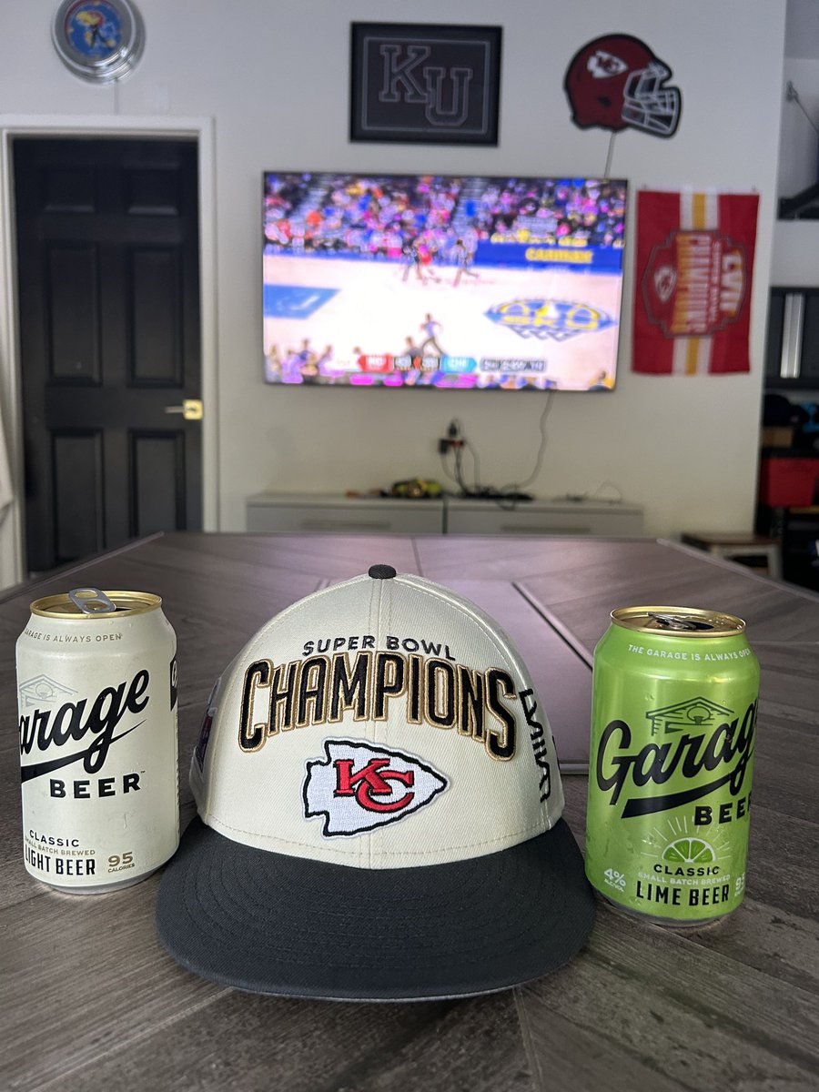 Dev_M_Bry's tweet photo. @newheightshow Enjoying some WNBA in the garage! https://t.co/1zpRY9UZPE