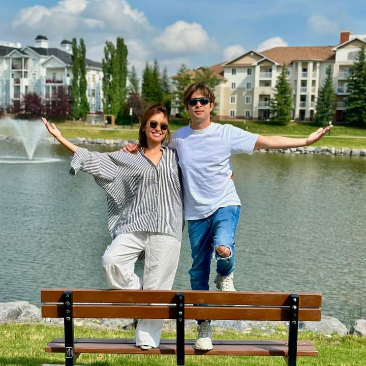 Awww! Tatay Baristo x Malia pose Canada edition is here! 🙌

#KathrynBernardo
#HelloLoveAgain