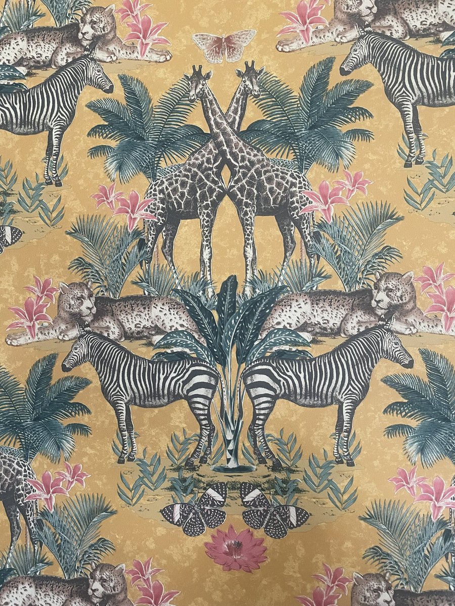 Ok we’re at the new house. I’ve not stopped for the past two days and my body is killing me. And I couldn’t even start until everything was ‘clean’. I forgot that the ivy would turn red 🤔 bedroom feature wallpaper is going to give me nightmares 👀🤣💜