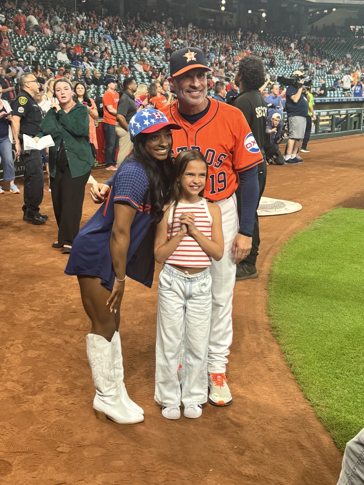 Julia Morales on X: "Joe Espada's youngest daughter, Viviana, met Simone  Biles before the game. https://t.co/m36joEHNEP" / X