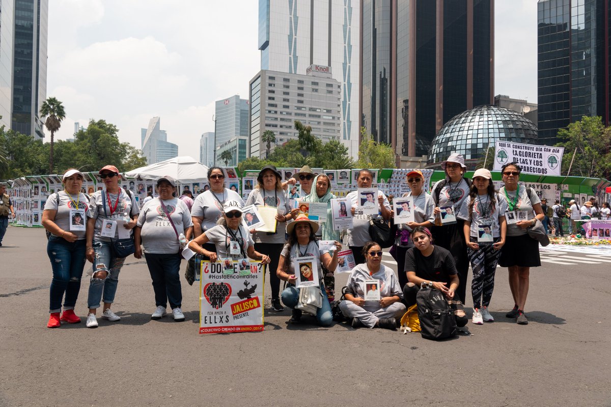 CICR_DRMX's tweet photo. 📍 CDMX 🇲🇽 colectivos   de familiares de personas desaparecidas se reunieron en el Ángel de la Independencia   y la glorieta que las   familias han nombrado como de los desaparecidos para preservar la   memoria, amor y esperanza de encontrar a sus seres queridos. https://t.co/bbdZHFNM0R