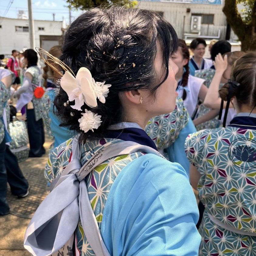 HairViho's tweet photo. 夏の思い出〜3
よさこい祭りヘアセット編✨️
インパクトのあるカラーをいかして左サイドを編み込んでトップから右サイドにボリュームを出したお祭りスタイルと、お持ち頂いた飾りを出来るだけ全部使った贅沢スタイル☀️
本祭の時も輝いてましたよ👍🏻

 #よさこい
 #ヘアセット
 #高知大
 #粋恋 https://t.co/F33WBAgx9P