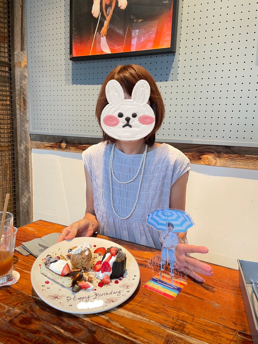 Achaitama's tweet photo. グンちゃん足跡👣 #RIVERSIDECLUB
初めて行った日の直前グンちゃん座ってた背後のアート作品変わっていてめげずに真似っこ撮影😄
もちろん換わったアート作品も素敵✨でしたが今回戻った作品と一緒に撮れて嬉しかった😆
お誕生日🎂もお祝いしてもらって嬉しかった🥰
#チャン・グンソク #장근석 https://t.co/6BsgUOBcir