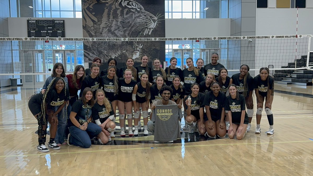 Conroe volleyball was in the middle of their 🏐pre-game warm-up and the pope wanted to meet us 🤦🏽‍♀️🙀🤪🥳  we said I guesssssss 

#sicem