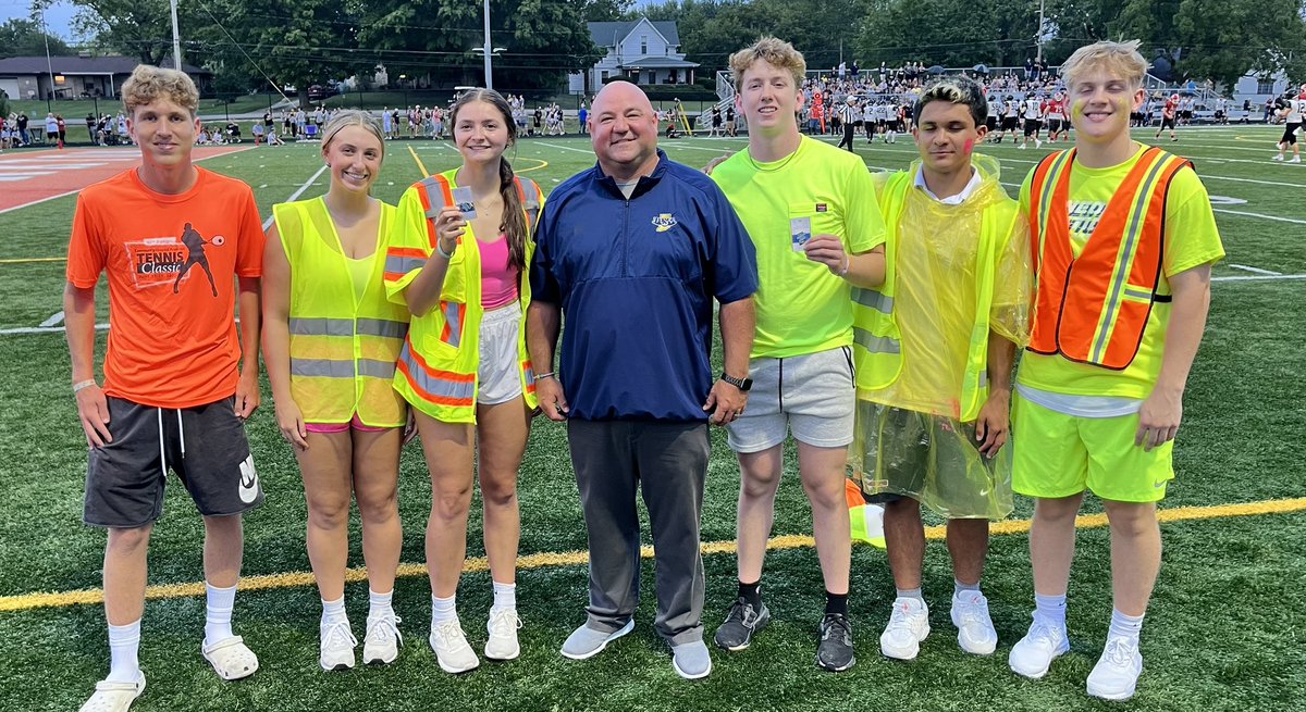 brianclewis's tweet photo. Great Student Leadership on display tonight in @FranktonAthleti!   Thank you for representing your school and community the right way!  #BeAChampionOfHighSchoolSports #EducationBasedAthletics #ThisIsYourIHSAA https://t.co/7iER4i3zCD