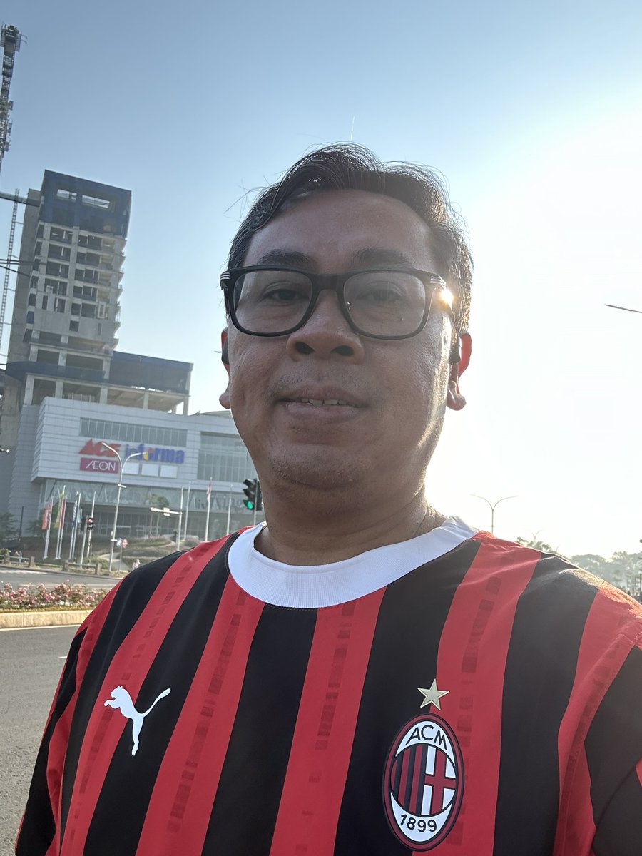 prastow's tweet photo. Semangat pagi sahabat!
Setiap orang berhak dan ingin hidup sehat. Jalan kaki pagi adalah cara mudah mensyukuri hari. Bersama AC Milan rasanya bukan untuk pindah iman, melainkan nostalgia masa silam.
Ketika Trio Belanda - Gullit, Rijkaard, dan van Basten membawa masa jaya. Apakah itu jejak kolonial dalam pikiran yang menjadi hantu untuk menyongsong masa depan?
Kiranya itu hanya ikhtiar memungut ingatan. Meminjam Walter Benjamin, kita mesti memasang punggung ke masa depan. Menghargai sejarah. Atau dalam bahasa George Orwell di novel 1984: Who controls the past controls the future: who controls the present controls the past.
Manusia makhluk sejarah, homo temporalis yang memeluk pengalaman keseharian dan sanggup memaknainya. Sekecil dan sereceh apapun, itu adalah karunia Tuhan dan tanda2 zaman. Hendaknya kita setia dan dapat dipercaya untuk perkara2 kecil, maka yang lebih besar akan ditambahkan.
Selamat mensyukuri pagi. Memungut ingatan dan menjemput kenangan. Memaknai hic et nun - di sini dan saat ini. Ingat Sangkan Paraning Dumadi - asal mula dan ke mana kita hendak menuju.
Sebagai bekal menyongsong hari depan, yang kita rekabayangkan dan wujudkan dengan laku setia pada Yang Baik. ๐๐๐ป๐ช