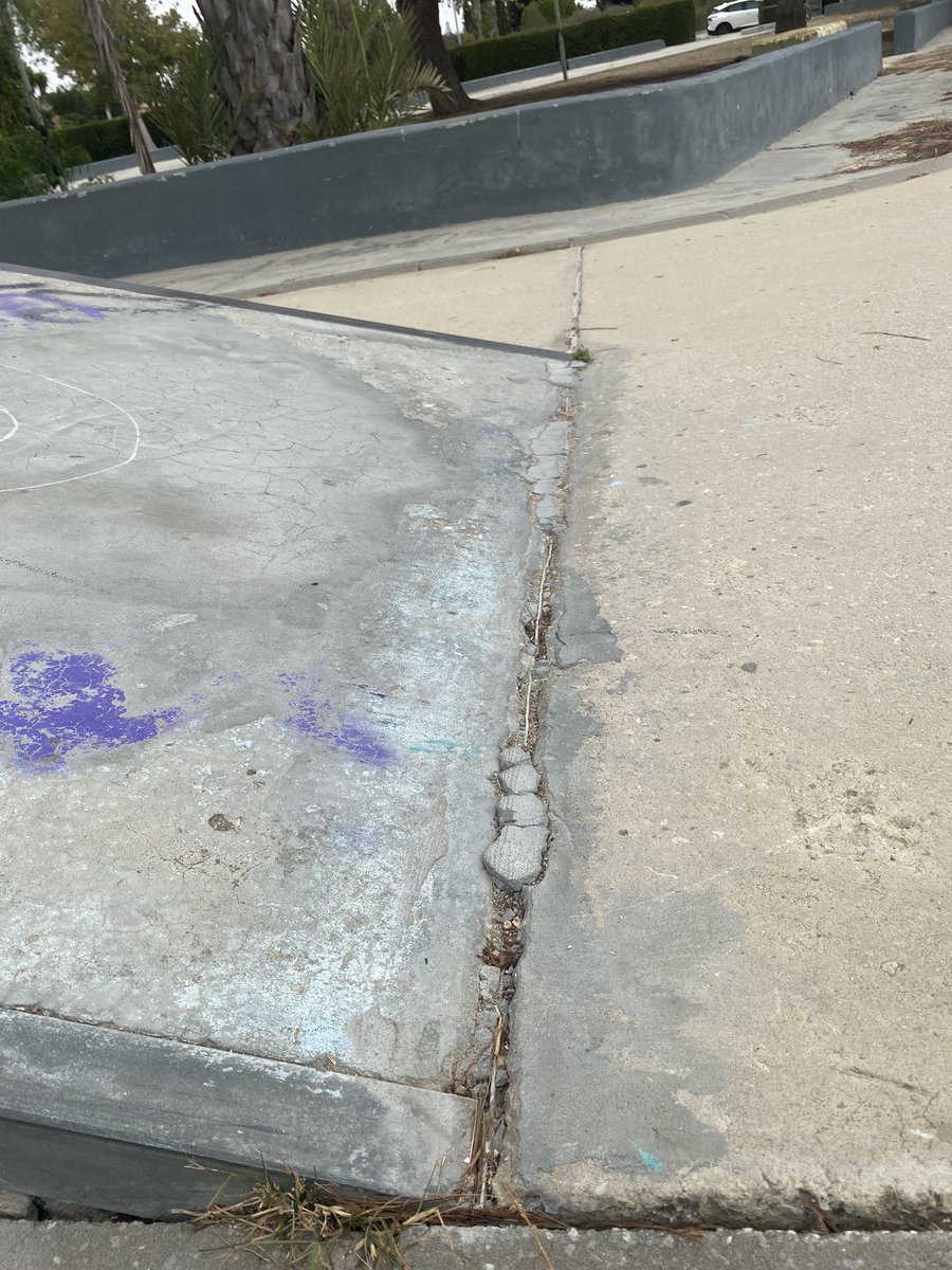 RamonmpStone's tweet photo. Ayuntamiento de @ElPuerto valorad por las imágenes si es necesaria alguna actuación en el Skatepark de Las Redes. Creo que es muy necesaria, por la integridad física de las personas (la mayoría niños) y por la imagen que se da tanto a vecinos como a @TurismoElPuerto.
#ElPuerto https://t.co/J5NpO4Juml