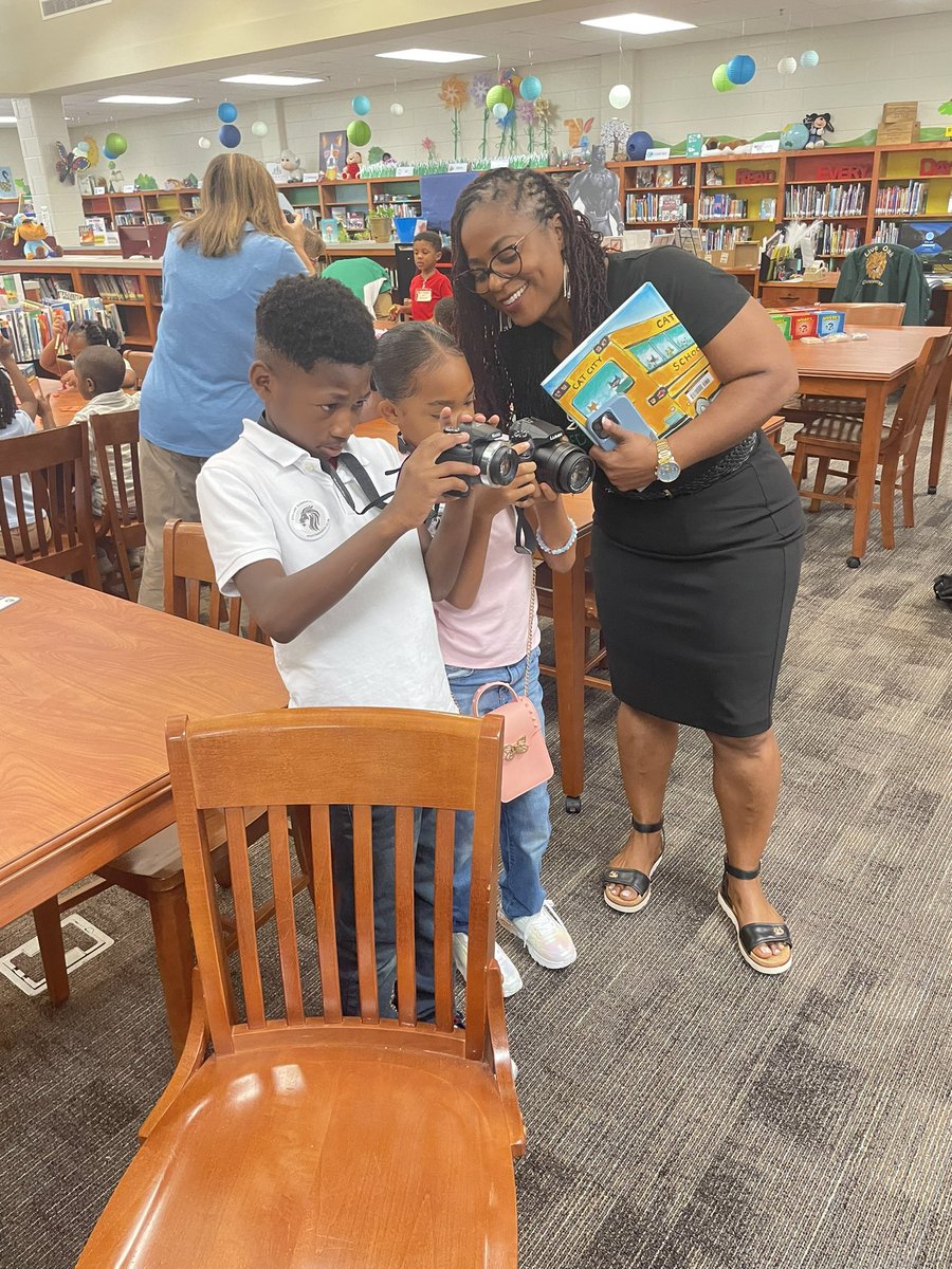 E3TechGirl's tweet image. Media Specialists are not only reading teachers….they’re computer science , and photography teachers too, well at least at LOES. Ms. Farris is one in a million. @NewtonCoSchools #mediaspecialistsrock #yougogirl