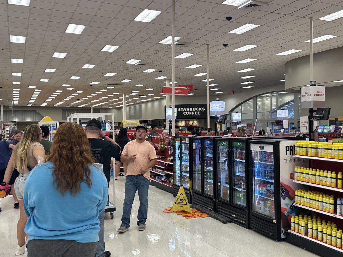 PresentDoGood's tweet image. Friday night at Super Target ⁦at 71st in Tulsa. Not 1 of 19 aisles open. All “customers” forced to wait in long line at Self Checkout. Missing the Target on customer service. @target do better! #CustomerNoService #target