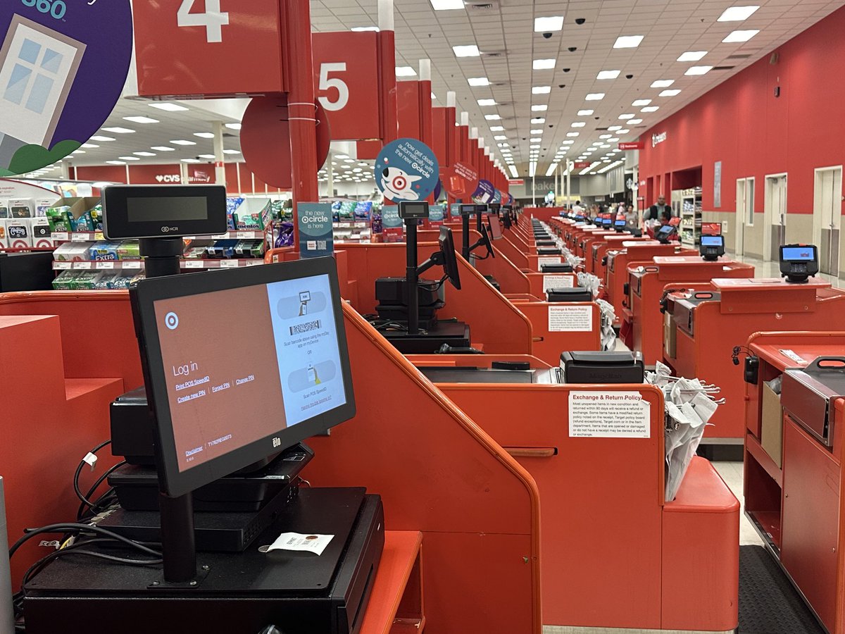 PresentDoGood's tweet image. Friday night at Super Target ⁦at 71st in Tulsa. Not 1 of 19 aisles open. All “customers” forced to wait in long line at Self Checkout. Missing the Target on customer service. @target do better! #CustomerNoService #target