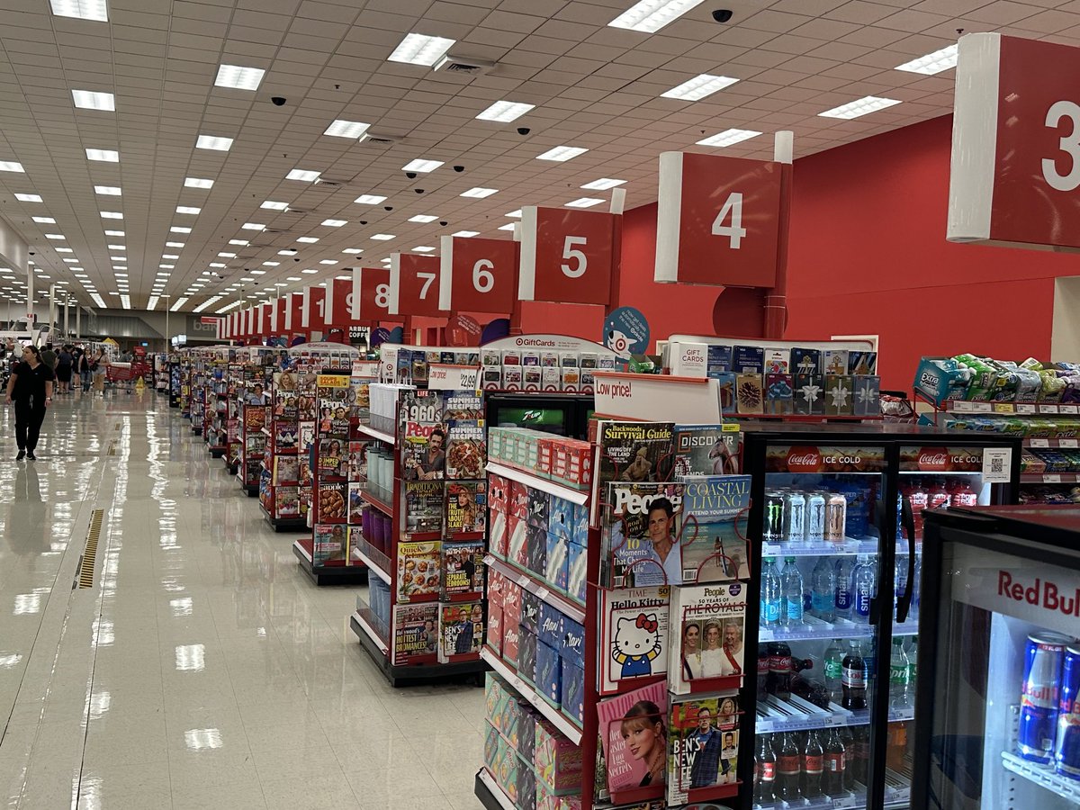PresentDoGood's tweet image. Friday night at Super Target ⁦at 71st in Tulsa. Not 1 of 19 aisles open. All “customers” forced to wait in long line at Self Checkout. Missing the Target on customer service. @target do better! #CustomerNoService #target