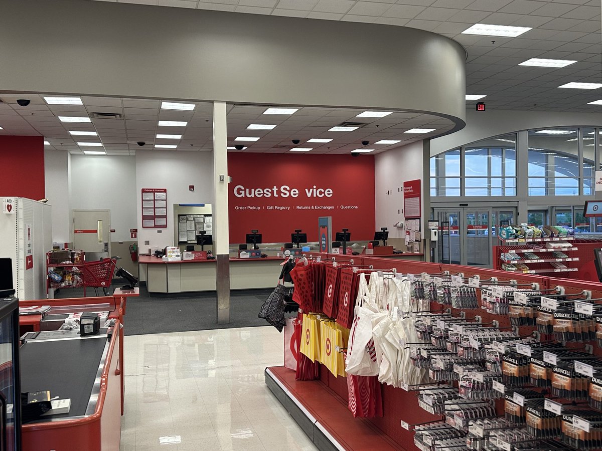 PresentDoGood's tweet image. Friday night at Super Target ⁦at 71st in Tulsa. Not 1 of 19 aisles open. All “customers” forced to wait in long line at Self Checkout. Missing the Target on customer service. @target do better! #CustomerNoService #target