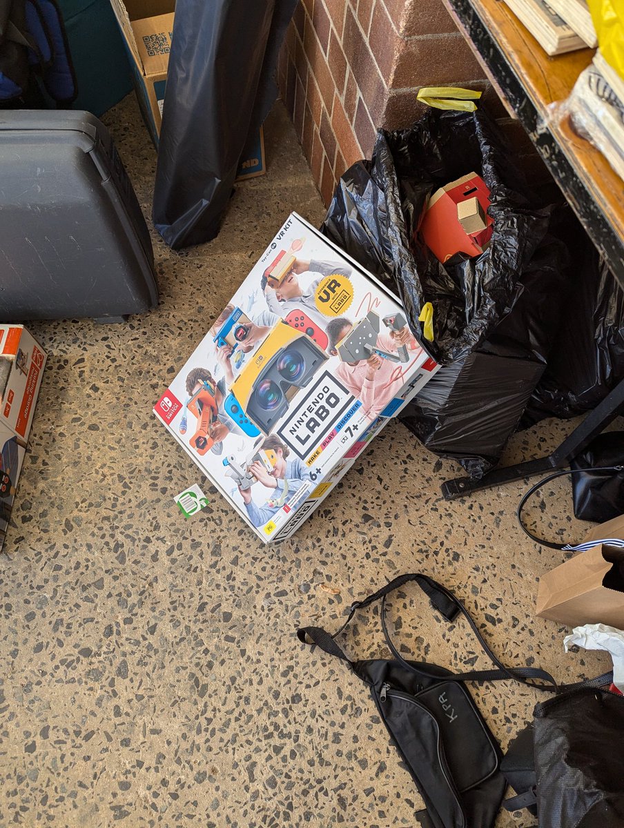 blastprocshow's tweet image. Spotted this today at my old school's annual fête in the 'Trash-n-Treasure' #Nintendo