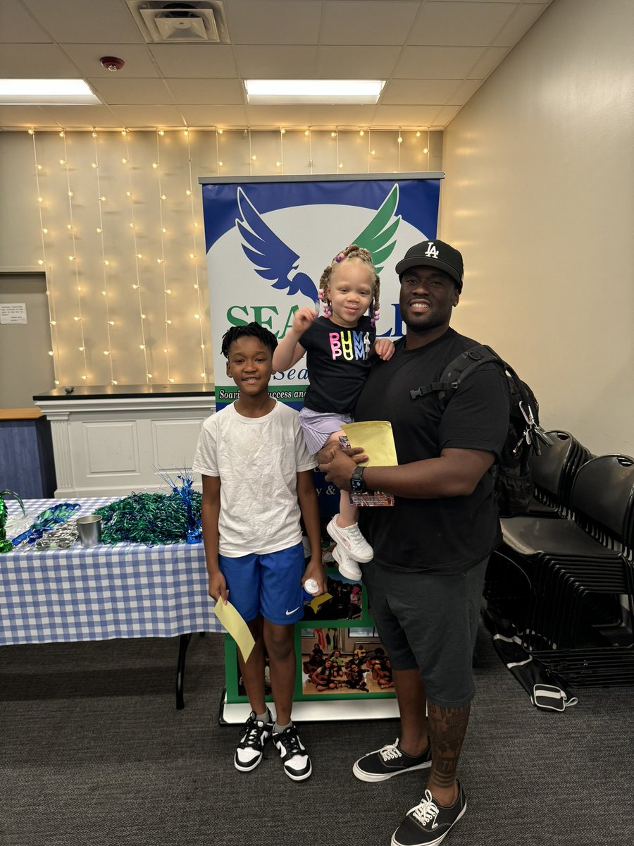 SeaIsleSeahawks's tweet photo. We had an awesome time at Family Literacy Night at novel. bookstore @novelmemphis. Families picked up some good books and some free Sea Isle swag. #LetsRead #LetsSOAR #TeamSeaIsle 📚 📖 https://t.co/s6CFkiGR66