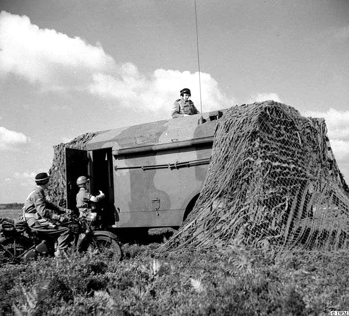 BritainsMilHist's tweet photo. August 30, 1941. Royal Corps of Signals motorcycle despatch riders arriving at the mobile headquarters of an armoured division. The vehicle is an AEC 4x4 Armoured Command Vehicle (ACV) Type 1.

#RoyalCorpsofSignals

https://t.co/TNSUti1n2h https://t.co/vapKe1ZbHc