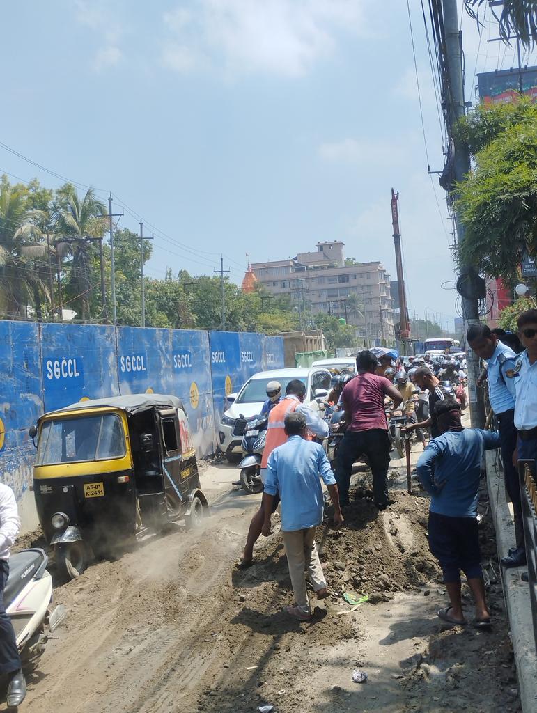 SwalehAssam's tweet photo. @GMDAGuwahati @DCKamrupMetro @guwahatiplus 
Every city's municipal workers take care of the road &amp; construction work late hours.কাম চুৰ,এলেহুৱা,কাম কৰিব নজনা,ধোদৰ পচলা GMC works in proper duty hours to create traffic congestion. Anuradha Cinm hall to chandmari clny took 35 mnts. https://t.co/wMhRQjdST0