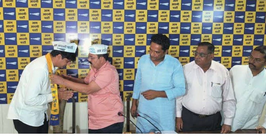AslamChopdar11's tweet photo. विधानसभा में मुख्य सचेतक विधायक @RafeekKhanInc पर हमला करने वाले व्यक्ति से कुछ सवाल -
*सवाल - 1 : विधायक का कहना है कि वह हमलावर को जानते तक नहीं. दूसरी बात यह कि अगर किसी बात से नाराजगी है तो गुस्सा जाहिर करने का तरीका हिंसा होना चाहिए?
*सवाल - 2 : इस नाराजगी को आपने पहले क्यों नहीं बताया, जाहिर तौर पर आपकी मंशा कुछ और थी!
*सवाल - 3: घटनाक्रम का बाकायदा रिकॉर्डिंग वायरल है, आखिर नाराजगी जाहिर करने वाला व्यक्ति क्या रिकार्डिंग करके हिंसा करके अपना गुस्सा जाहिर करता है?
*सवाल -4: जनसेवक या जनप्रतिनिधि अगर कोई काम ना कर पाए तो उस पर जानलेवा हमला करना कितना सही?
*सवाल - 5: हमलवार व्यक्ति यह भी बताएं कि वह वर्तमान में किस पार्टी से सदस्यता रखता है?
*सवाल -6 अगर हमलावर की पत्नी को प्रताड़ित किया जा रहा था, जैसा कि हमलावर के समर्थक ने कहां है तो किसने किया? क्योंकि हमलावर की पत्नी आज तक न विधायक से मिले है ना विधायक मिले है तो कैसे प्रताड़ित हुई।।
*सवाल- 7 अगर महिला कर्मचारी किसी विभाग के अन्य कर्मचारियों के द्वारा प्रताड़ित हो रही है तो क्या वह इतनी योग्य नहीं है कि अपनी बात खुद ना रख सके अपने पति क्यों भेज रही है,बजाय इसके खुद विभाग में या पुलिस में शिकायत क्यों नही की?
*सवाल - 8 हमलावर खुद पूर्व में सेना में रह चुका है क्या सेना के अनुशासन के अनुसार यह तरीका उचित था?
*सवाल 9- झुंझुनूं में आगामी विधानसभा उपचुनाव में ओला परिवार के वोट बैंक (जाट और मुस्लिम) में सेंधमारी की कोशिश या खुद के लिए चुनावी बिसात बिछाने की तैयारी की गई है?
*सवाल 10- हमलावार के अपने पिता के साथ कैसे संबंध रहे हैं?
@8PMnoCM