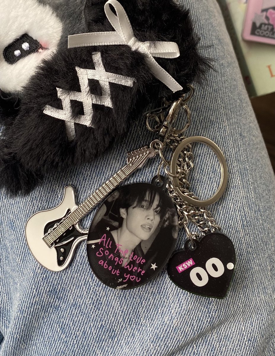 GYUSTOREY's tweet photo. CHOOSE CHARM

BLACK.                                       WHITE. https://t.co/r8RBkMQwAv