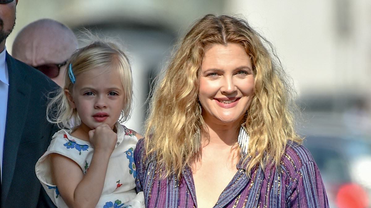 Drew Barrymore's urgent warning to parents after she speaks out about being 'shocked' by what she found on her 11-year-old daughter's phone trib.al/e7hQCsl