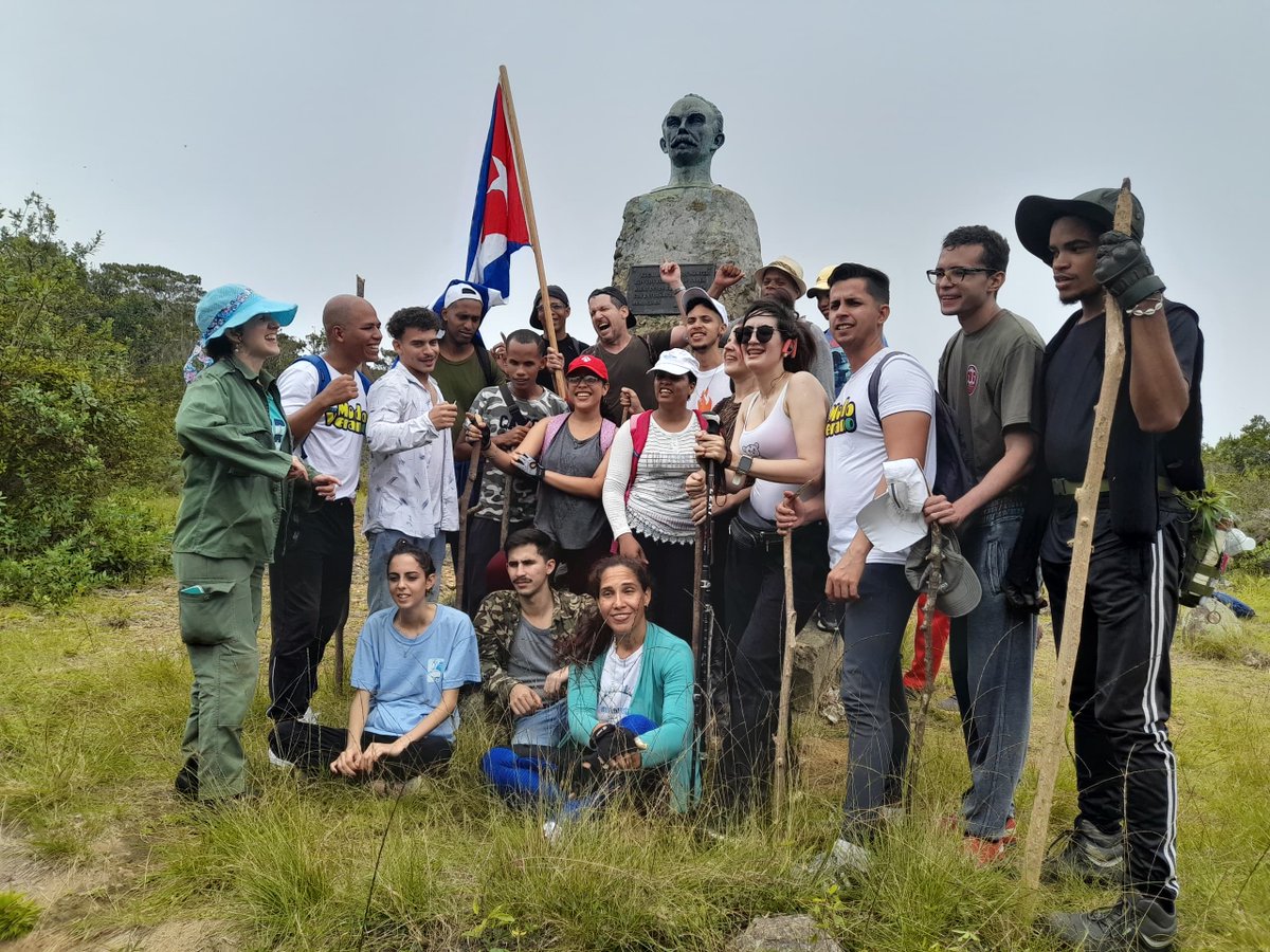 Un grupo de Jóvenes en el día #28agosto nos tomamos la valiente tarea de subir al Pico Turquino, lugar que plasmamos niestra historia y nuestro compromiso por #Cuba porque #LaJuventudSeImpone.