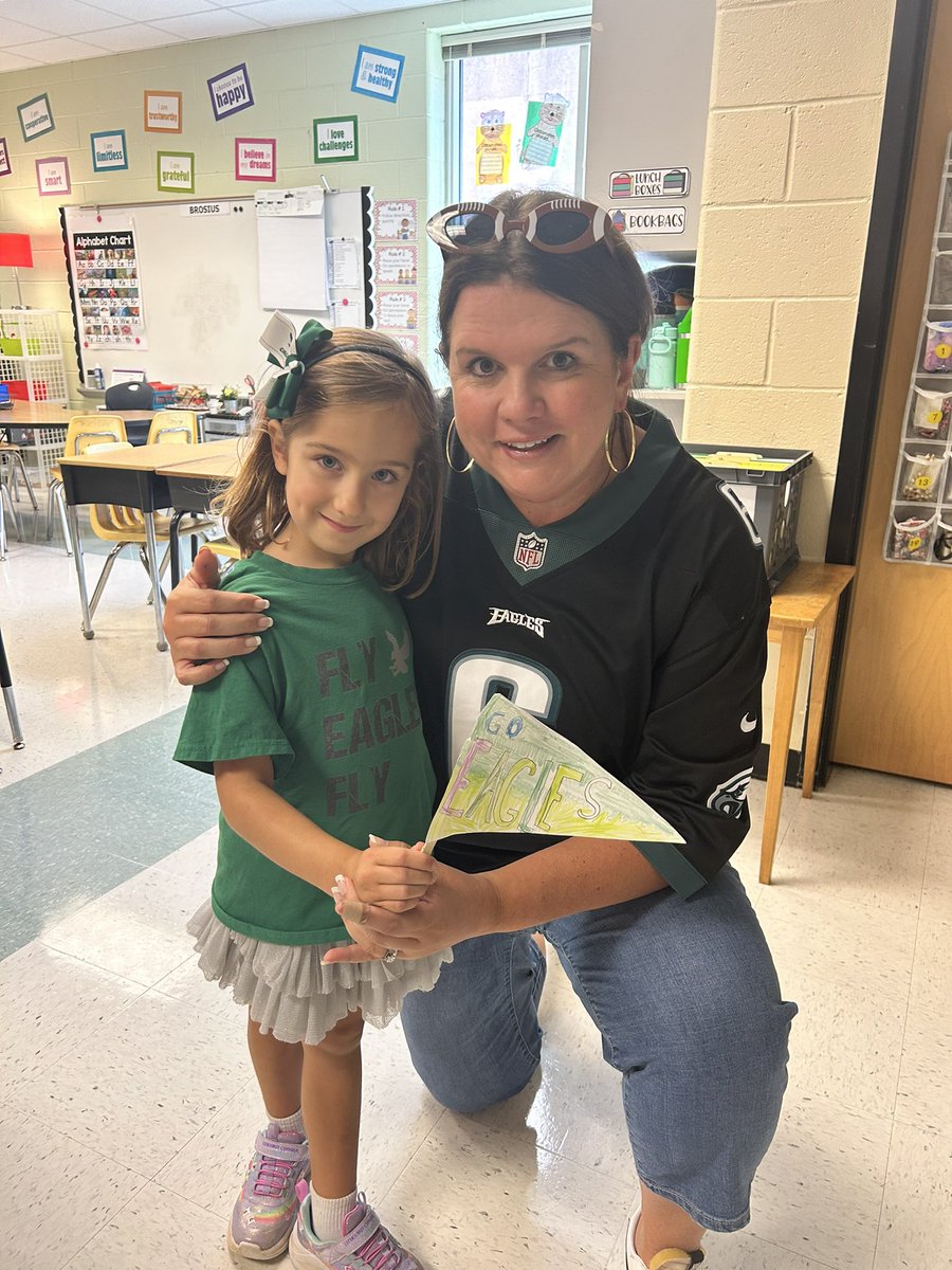 RNEprincipal's tweet photo. So much fun at RNE Fandom Day! This fan and I have excellent taste! #rnegreatthings #fandomday #gobirds #myweekinreview https://t.co/qClYNqkAYT