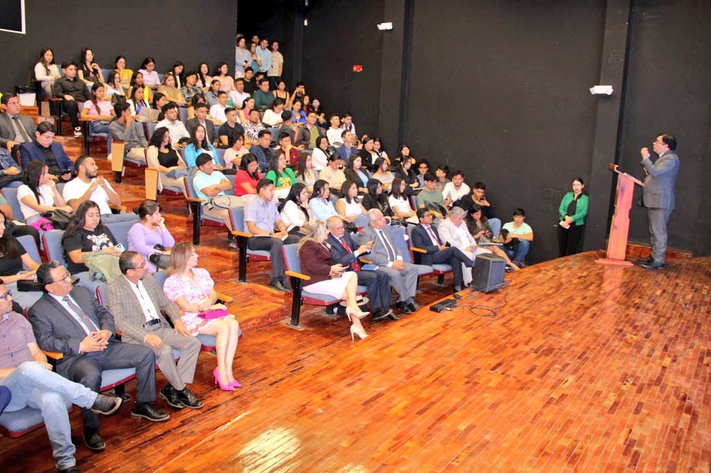 La conferencia inició con la intervención del juez de la <a href="/CorteConstEcu/">Corte Constitucional</a>, Jhoel Escudero, quien habló sobre “El precedente constitucional en las decisiones de la Corte Constitucional”.