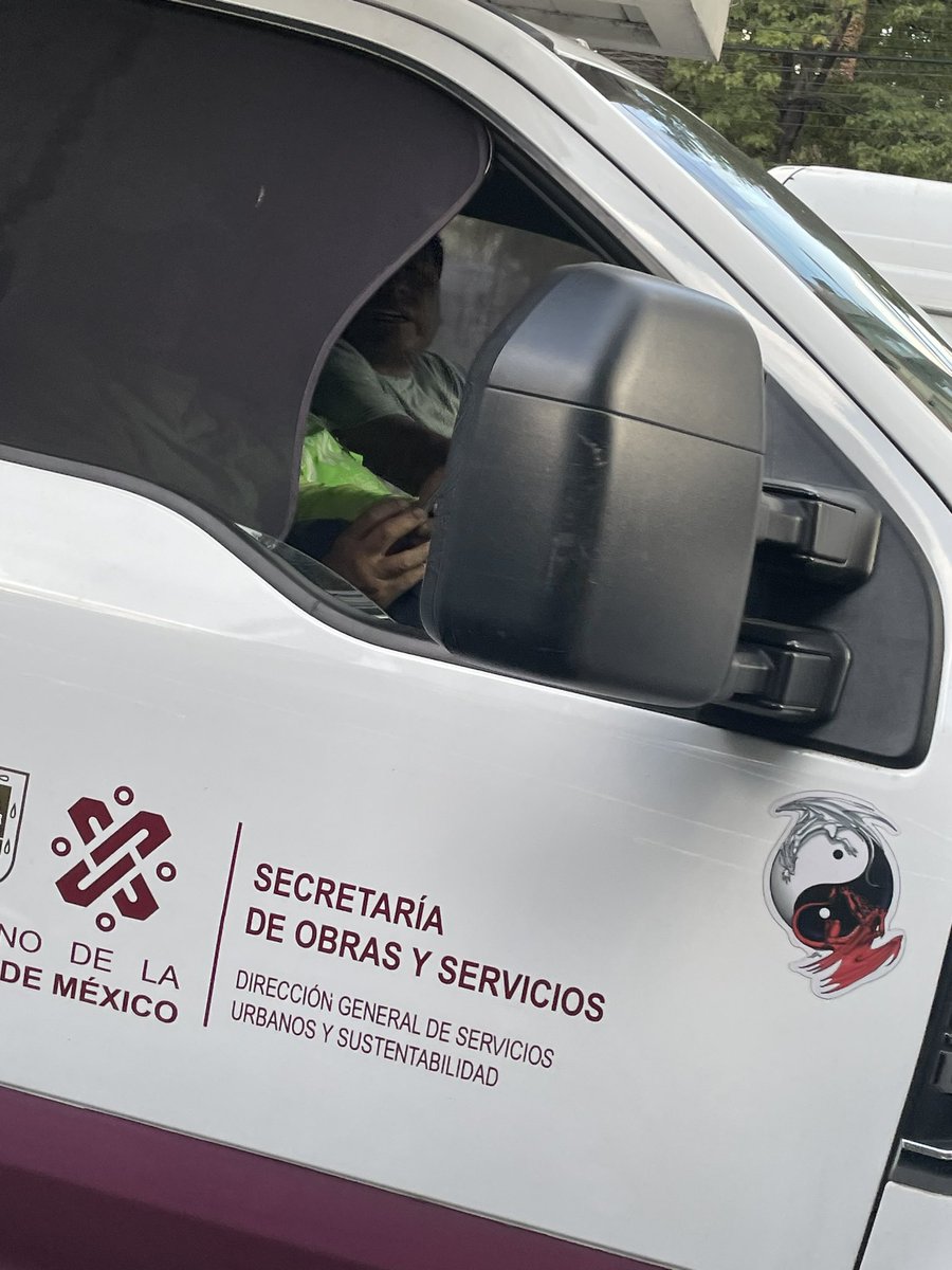 imoximix's tweet photo. @SOBSECDMX esta unidad circulaba por eje 5 sur. Metiéndose entre autos a alta velocidad, provocó que un ciclista cayera y casi provoca un choque https://t.co/HIuYsmDUDJ