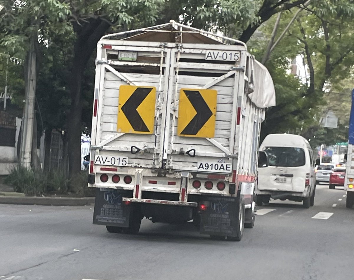 imoximix's tweet photo. @SOBSECDMX esta unidad circulaba por eje 5 sur. Metiéndose entre autos a alta velocidad, provocó que un ciclista cayera y casi provoca un choque https://t.co/HIuYsmDUDJ