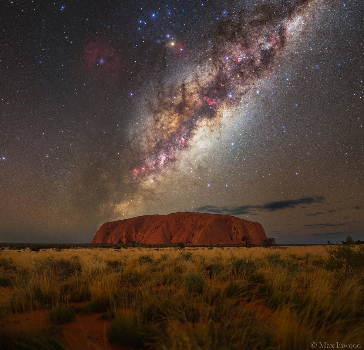 uhd2020's tweet photo. Our Milky Way Galaxy Over Uluru https://t.co/AyruGNEiVM