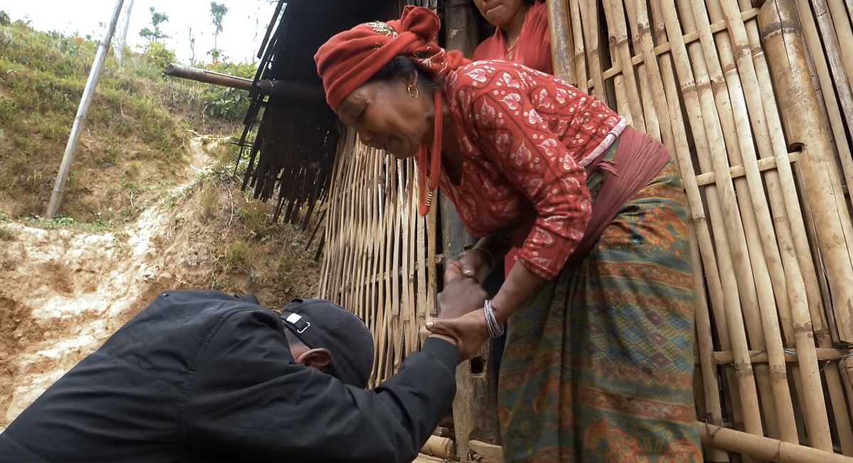 👆️
समय, दुरी र चुनौतीहरुलाई पार गर्दै ,
पाकालाई आफ्नै गाउँ फर्काउदो रैछ !

सम्झी सम्झी खोज्दै जादा सोध्दै जादा
बाआमा परिवार सारा भेटाउदो रैछ !!

'आमा त मैले चिन्दै चिनेन नि आमा '
शब्द-शब्दले आँखा रसाउदो रैछ,रुवाउदो रैछ !!🙏