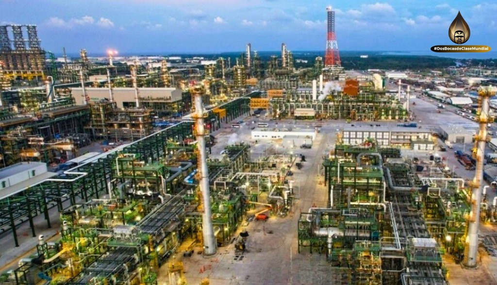 En la refinería Olmeca en Dos Bocas continuamos con la producción de petroliferos. En esta imagen se observan los dos trenes de la Planta de Recuperación de Azufre. Esta planta recibe gas ácido de diversas plantas para convertirlo en azufre elemental de alta pureza y de esta