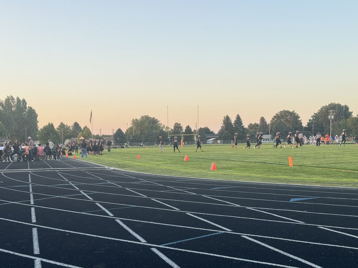 Jamie_Batterman's tweet photo. There are few things better than a perfect Western Nebraska evening and high school football. #theresnoplacelikemitchell #mitchellfootball #GoTigers https://t.co/h2KIMWNkZV