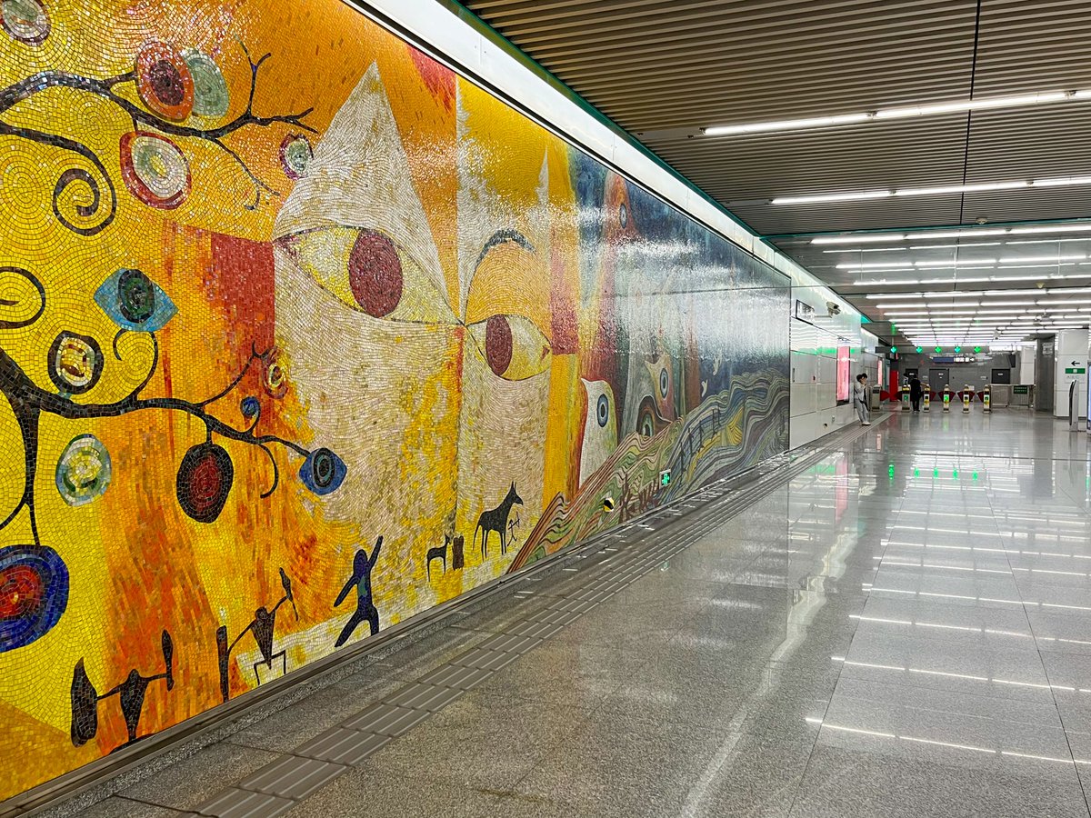 VisitBeijingcn's tweet photo. Fangzhuang Station on #BeijingSubway Line 14 in Fengtai District is more than a transit hub—it's a cultural showcase. The art wall depicts seasonal scenes, while ocean-themed artwork featuring whales and waves adds a refreshing, nature-inspired vibe. #VisitBeijing #Beijing https://t.co/egQdTIeQ0E