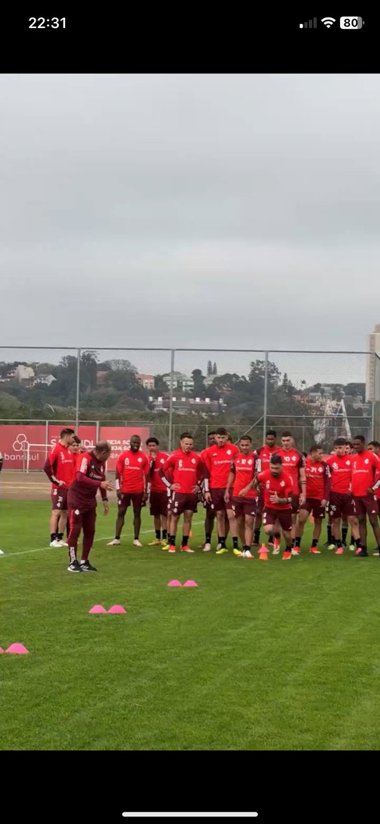 scipedro1909's tweet photo. @QGdoInter @SCInternacional "treinem" os idiotas não são capaz de fazer ao menos duas filas de cone 

média de 3 segundos de treino por minuto https://t.co/mpfI2aGsM6