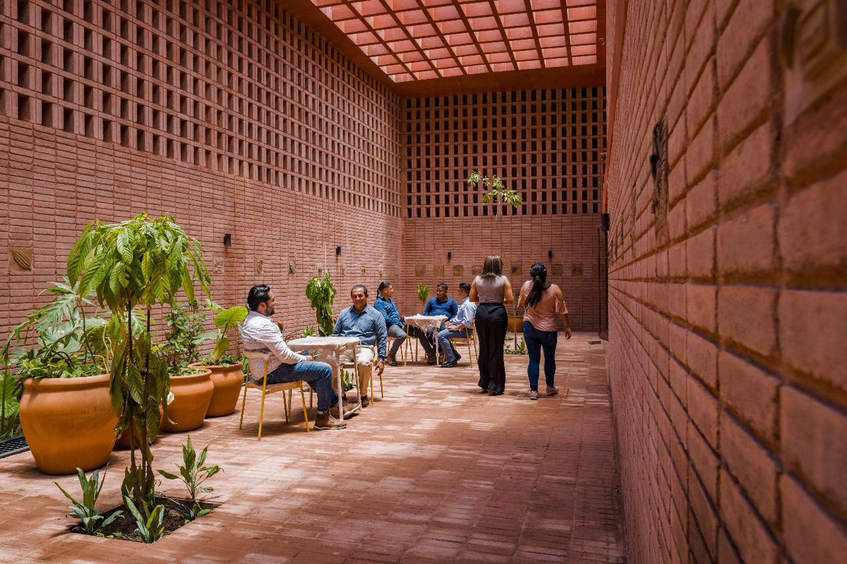 MeyerFalcon's tweet photo. El Malecón y Parque Lineal Río Grijalva que hizo @SEDATU_mx en Villahermosa es un proyecto integral que incluye distintos espacios públicos como la rehabilitación de una antigua cacaotera 🍫.

Pronto el Museo Regional del Cacao 👇
#LosCimientosDeLaTransformación👷‍♀️👷 https://t.co/1YXG6Q28FJ