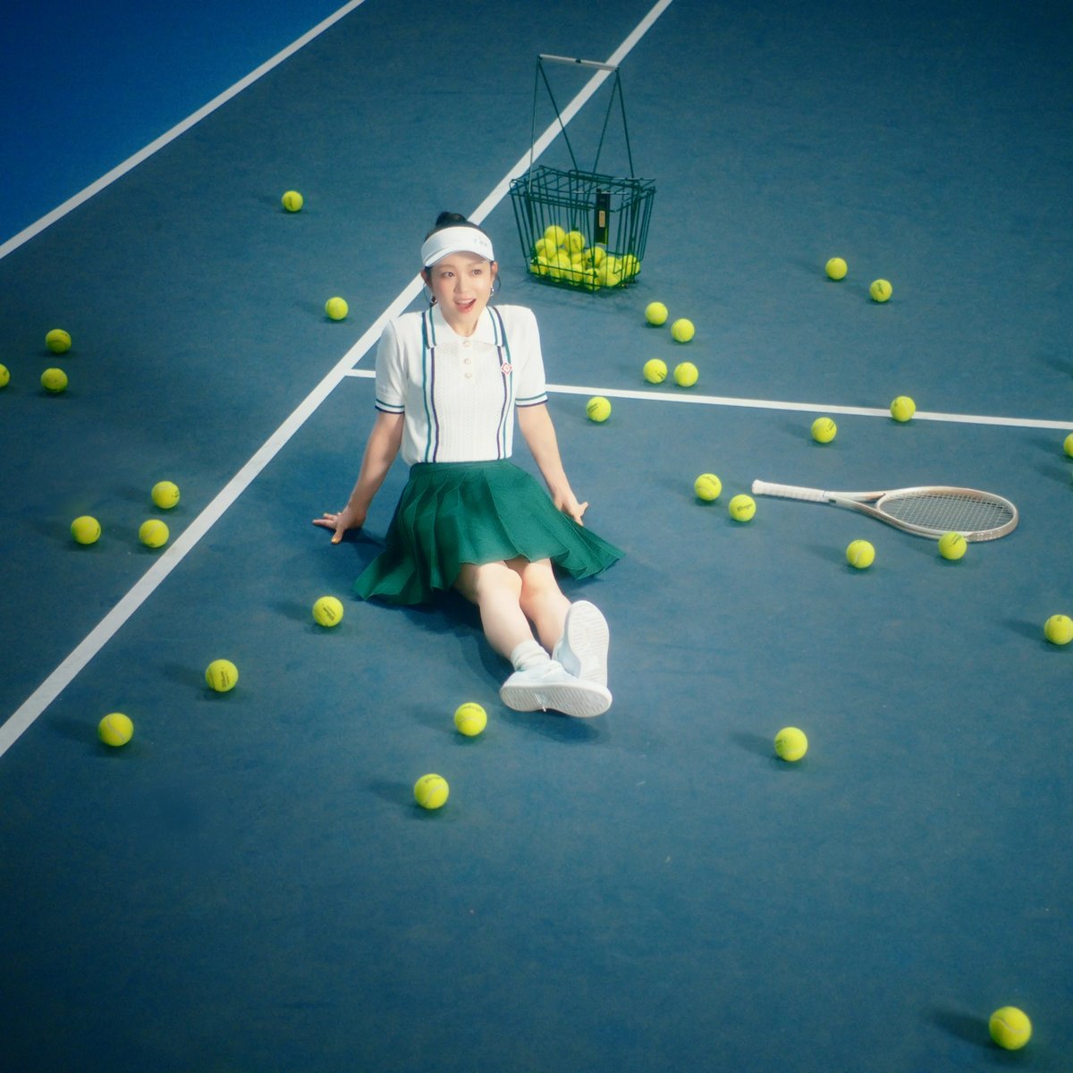 modelpress's tweet photo. 西野カナ、テニスユニ×ポニテ姿披露🎾

復帰第2弾新曲「また君に恋をする」
MVで“恋のストーリーテラー演じる🎞️✨️

🔻写真／動画はこちら
https://t.co/n9QzdZ889K

#西野カナ #西野カナ_また君に恋をする #また君に恋をする @kanayanofficial https://t.co/bKbJeT8hLg