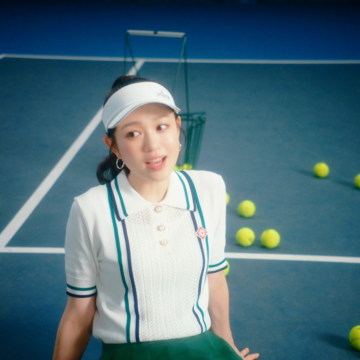 modelpress's tweet photo. 西野カナ、テニスユニ×ポニテ姿披露🎾

復帰第2弾新曲「また君に恋をする」
MVで“恋のストーリーテラー演じる🎞️✨️

🔻写真／動画はこちら
https://t.co/n9QzdZ889K

#西野カナ #西野カナ_また君に恋をする #また君に恋をする @kanayanofficial https://t.co/bKbJeT8hLg