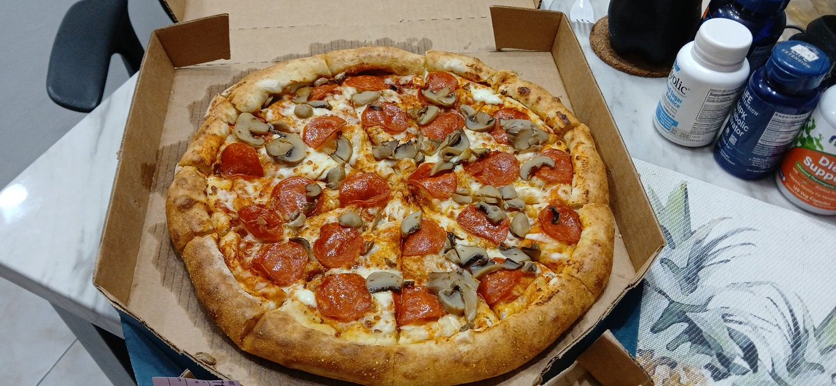 Man, las pizzas familiares de <a href="/DominosPanama/">Domino's Panama</a> son como si fueran Medianas..que locura, me he sentido estafada, ojo con eso <a href="/AcodecoPma/">ACODECO</a>