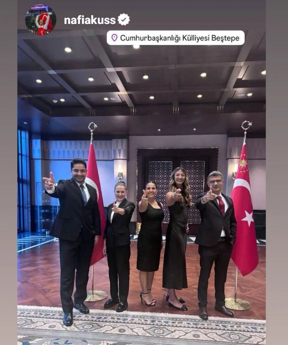 Milli sporcu kardeşlerimle birlikte Cumhurbaşkanlığı Külliyesi’ndeyiz.

Pozumuzu yapmadan olmaz. 🇹🇷