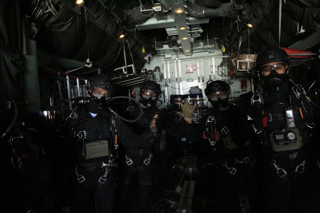 Jatosint's tweet photo. Indonesian Air Force #TNIAU QRF/SF Command #PASGAT personnel recently performed a High Altitude High Opening #HAHO parachute jump exercise from a C-130 in East Java
📸Pasgat & 32nd Sq https://t.co/fRcN4CGVca
